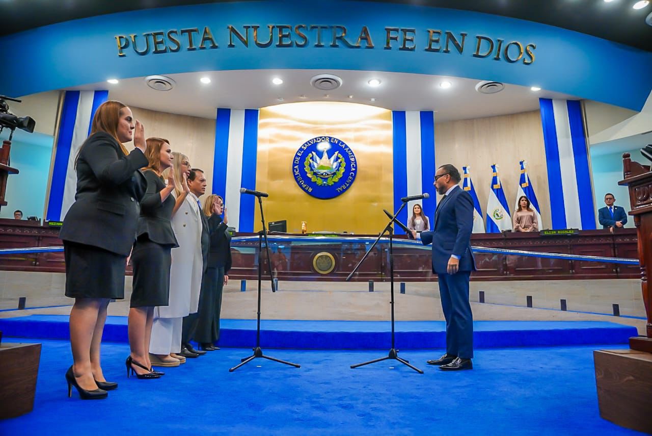 Juramentación de magistrados popietarios de TSE. Foto: Asamblea Legislativa